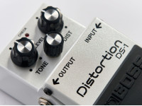 BOSS DS-1-WH WHITE LIMITED EDITION Pedal Distorção Icónico