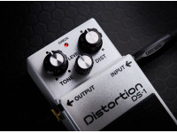 BOSS DS-1-WH WHITE LIMITED EDITION Pedal Distorção Icónico