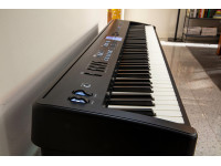 <b>Roland FP-E50 com móvel original Roland KSFE50-BK e pedal sustain Roland DP-10incluídos</b>