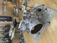 <b>Drum Workshop DWe E33 5-piece White Marine Pearl Oferta Kit 4 Pratos DECMPK2</b> <b>Drum Workshop DWe E33 5-piece White Marine Pearl Oferta Kit 4 Pratos DECMPK2</b>