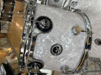 <b>Drum Workshop DWe E33 5-piece White Marine Pearl Oferta Kit 4 Pratos DECMPK2</b>