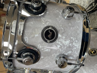 <b>DW DWe 5-piece Drum Kit Bundle White Marine Pearl, Roland V71, 4CY-4WT-01, DEKTFP05TBWMCPRCV71</b>