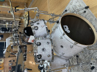 <b>DW DWe 5-piece Drum Kit Bundle White Marine Pearl, Roland V71, 4CY-4WT-01, DEKTFP05TBWMCPRCV71</b>