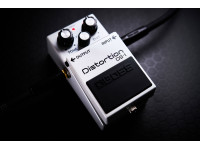 BOSS DS-1-WH WHITE LIMITED EDITION Pedal Distorção Icónico