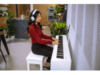 <b>Piano Portátil Roland FP-30X WH Branco com Porta USB e Bluetooth</b>