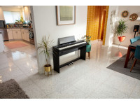 <b>Roland FP-E50 com móvel Roland KSFE50-BK e barra de pedais Roland KPD-70-BK incluídos</b>