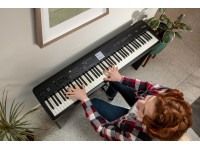 <b>Roland FP-E50 com móvel Roland KSFE50-BK e barra de pedais Roland KPD-70-BK incluídos</b>