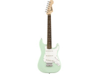 Fender FSR Mini Stratocaster Surf Green - Formato Mini Stratocaster, Escala curta de 22,75, Corpo leve em álamo, Braço em ácer com perfil “C”, Diapasão em louro, 20 trastes Medium, 