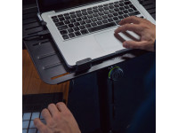Gravity  LTS T 01 Stand Black suporte para portátil - Suporte para laptop compacto e leve, Bandeja com pinos de retenção ajustáveis, Adequado para laptops, tablets, mixers menores e efeitos, A bandeja pode ser inclinada em 180 graus, 