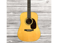 MARTIN D-28 - Tamanho: D-14 Fret, Construção: Dovetail Neck Joint, Tampo: Sitka Spruce, Fundo: East Indian Rosewood, Laterais: East Indian Rosewood, Opções de pickups: Fishman Gold Plus Natural I / Fishman Infin...