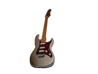 Sire  S7 CHAMPAGNE GOLD METALLIC - Larry Carlton tipo Strat., corpo de amieiro, Braço em maple torrado em forma de C, acabamento acetinado., Escala de bordo torrado, com trastes arredondados para maior conforto., Escala: 648mm (25,5...